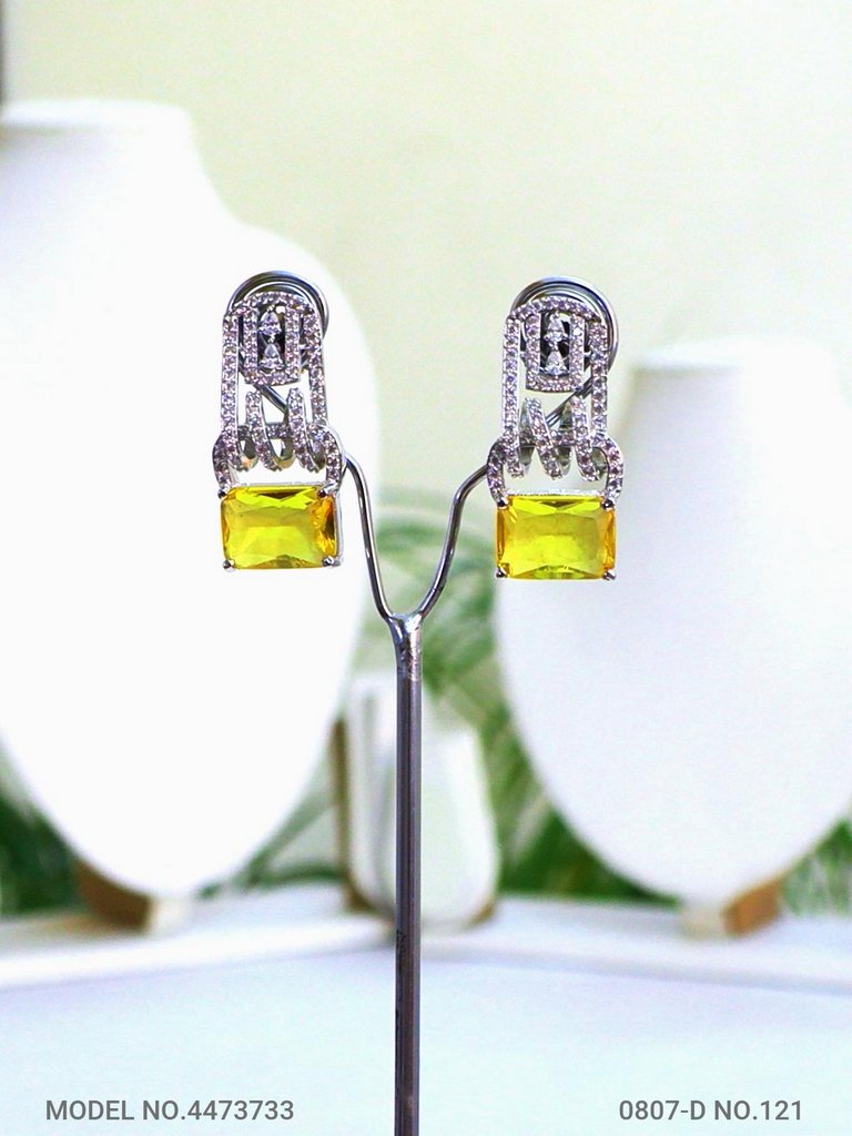 Latest Trendy Earring Design - Amaara World