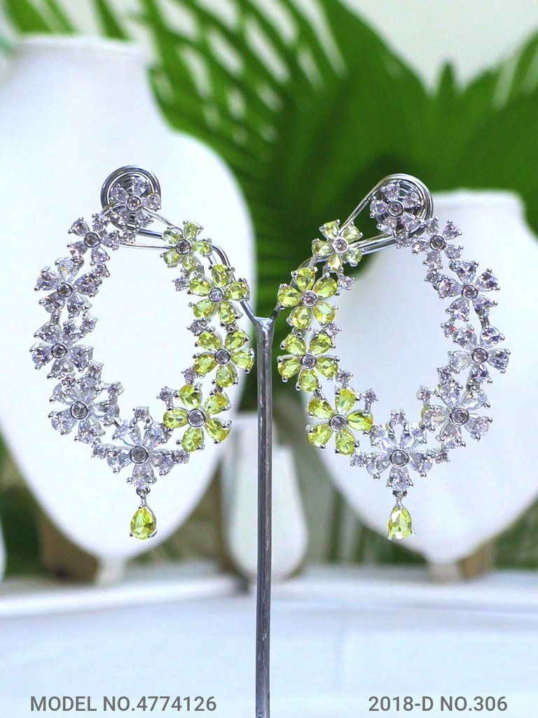 Latest Trendy Earring Design - Amaara World