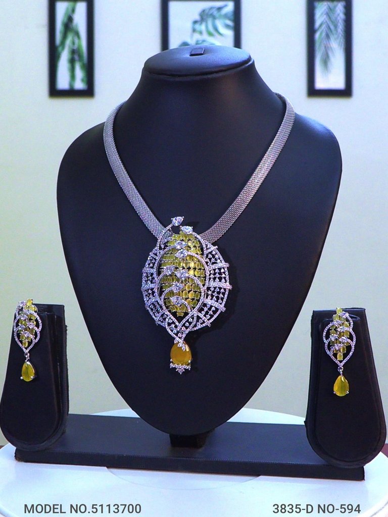 Showstopper Imitation Pendant Set - Amaara World