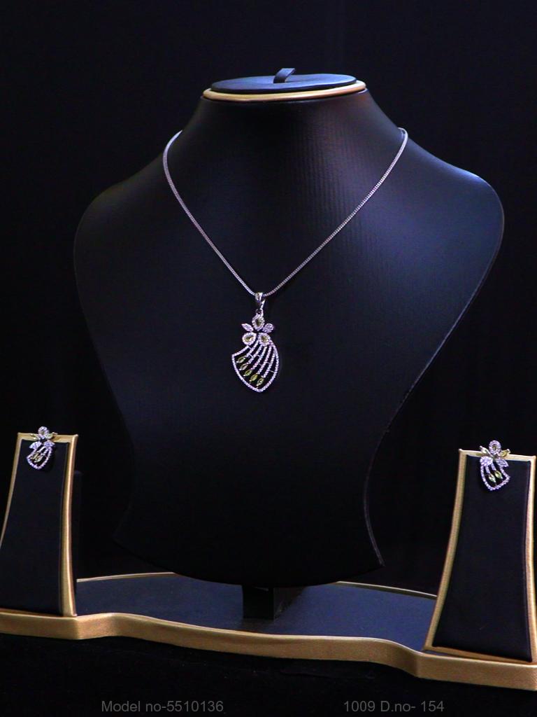 Traditional Pendant in Trend - Amaara World