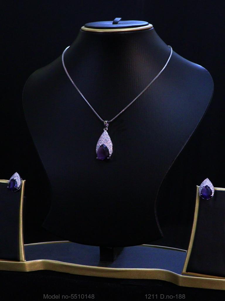 Traditional Pendant in Trend - Amaara World