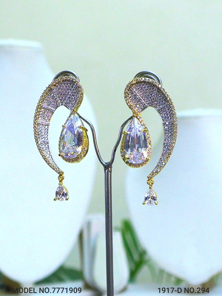 Latest Trendy Earring Design - Amaara World