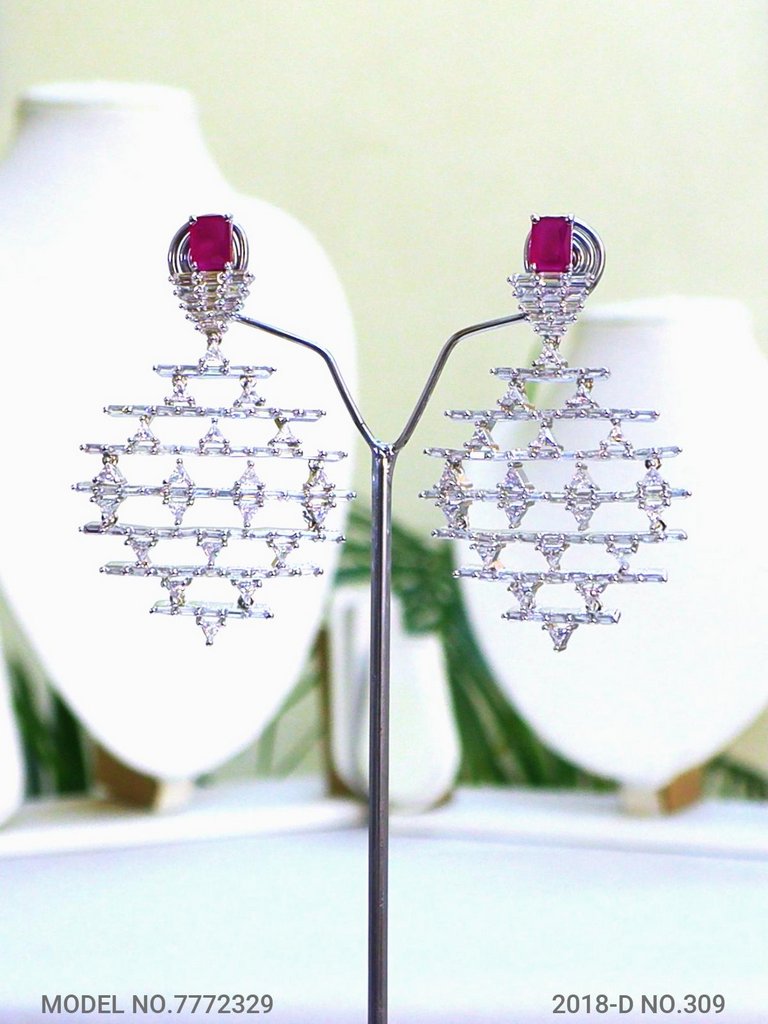 Latest Trendy Earring Design - Amaara World