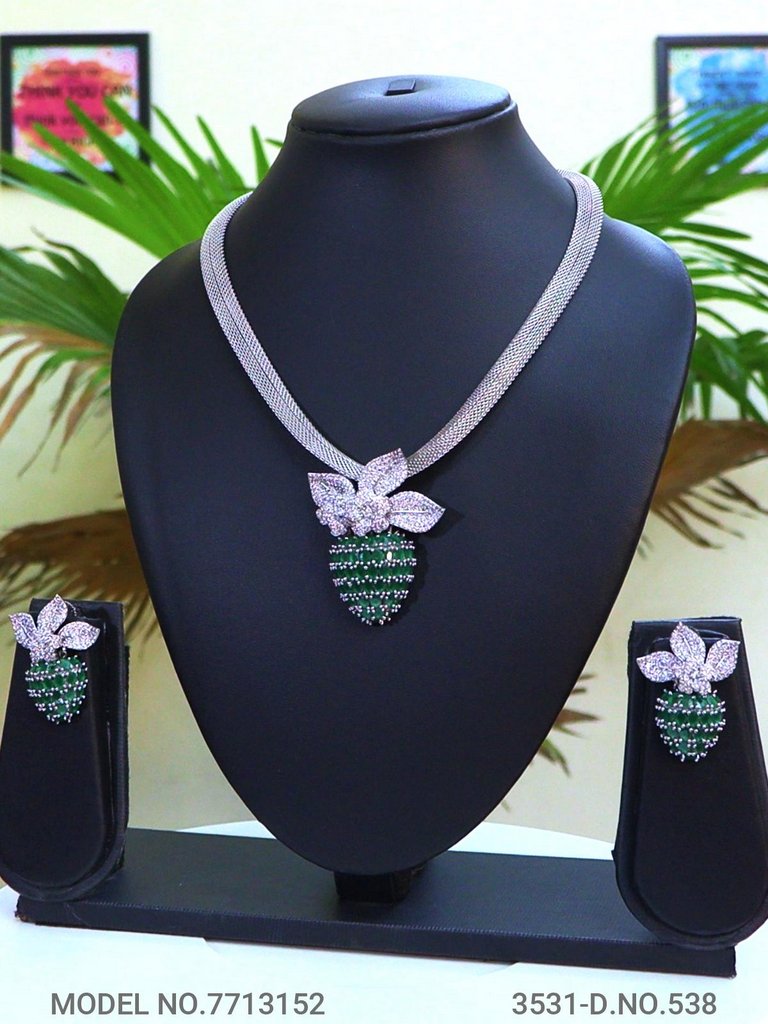 Unique Pendant Craftsmanship - Style 4 - Amaara World