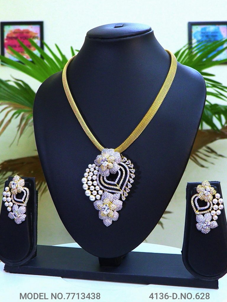 Showstopper Imitation Pendant Set - Amaara World