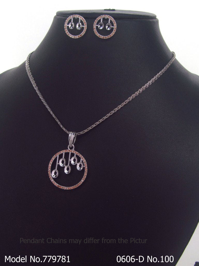Traditional Pendant in Trend - Amaara World